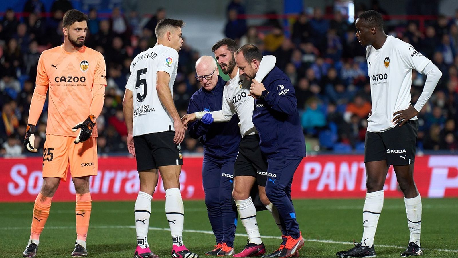 Gayà retirant-se del partit després de la lesió patida a Getafe