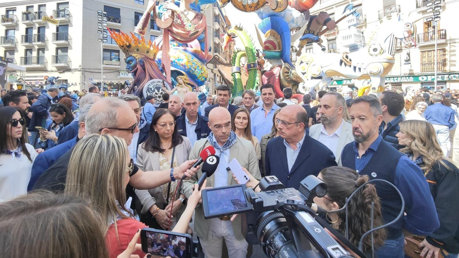 El cap de Delegació de Vox en el Parlament Europeu i candidat d'aquesta formació a les eleccions europees, Jorge Buxadé, visita la falla Convent Jerusalem