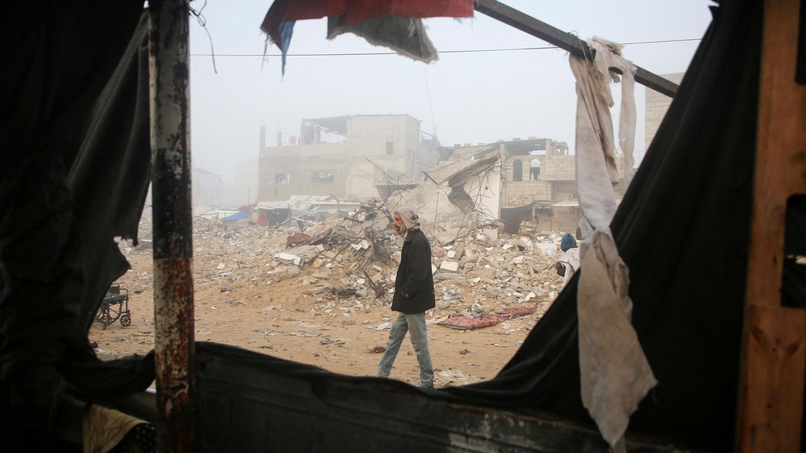 Un home inspecciona els danys de l'últim bombardeig israelià a Khan Yunis, al sud de Gaza, després del preacord d'alto el foc
