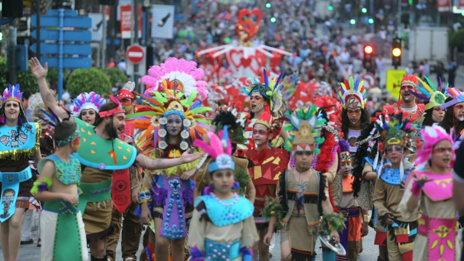 Els components de les 89 comissions que enguany planten monument anaven vestits amb disfresses relacionades amb el tema de la seua foguera.