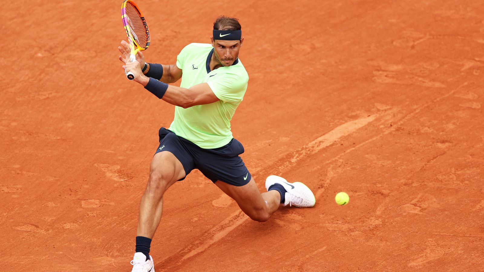 Nadal colpeja una pilota de revés a París