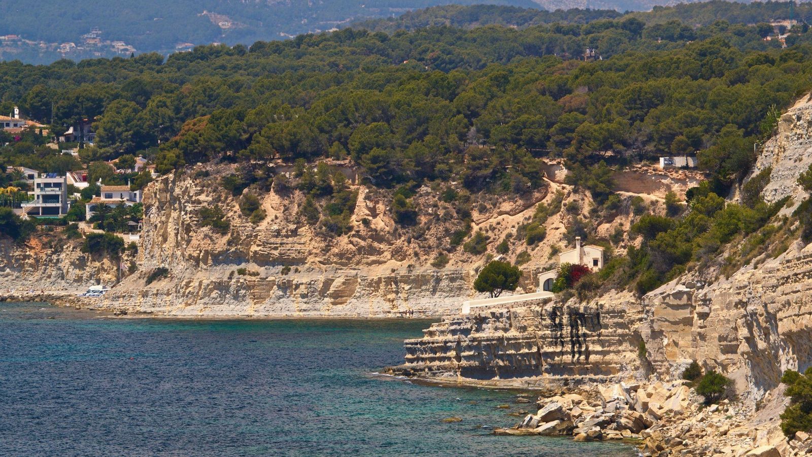 L'últim pulmó verd de Benissa, al costat de la cala de la Llobella, quedaria afectat amb la construcció del complex turístic L'últim pulmó verd de Benissa, junt amb la cala la Llobella, es veuria afectat amb la construcció del complex turístic