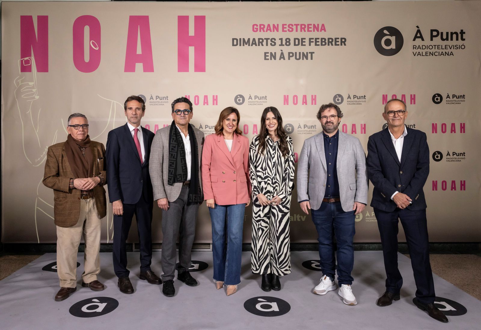 Els representants d'À Punt i Noah Higón, amb el director gerent de La Fe, José Luis Poveda, i el metge especialitzat en malalties minoritàries, Ricardo Gil