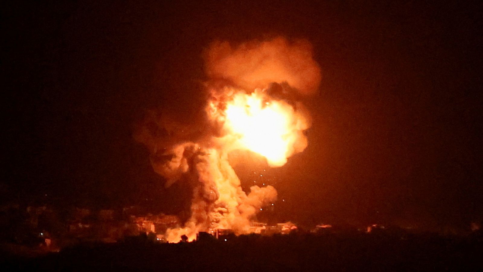 En imatge, una de les explossion causades per projectils israelians en la matinada al sud del Líban