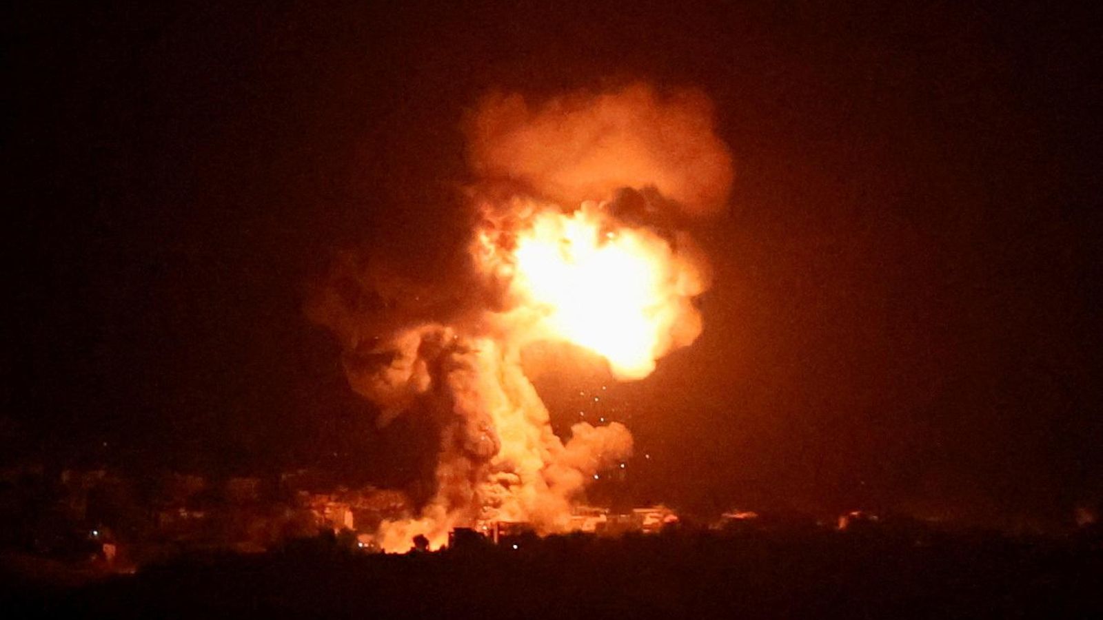 Una de les explosions causades per projectils israelians esta matinada al sud del Líban En imatge, una de les explossion causades per projectils israelians en la matinada al sud del Líban