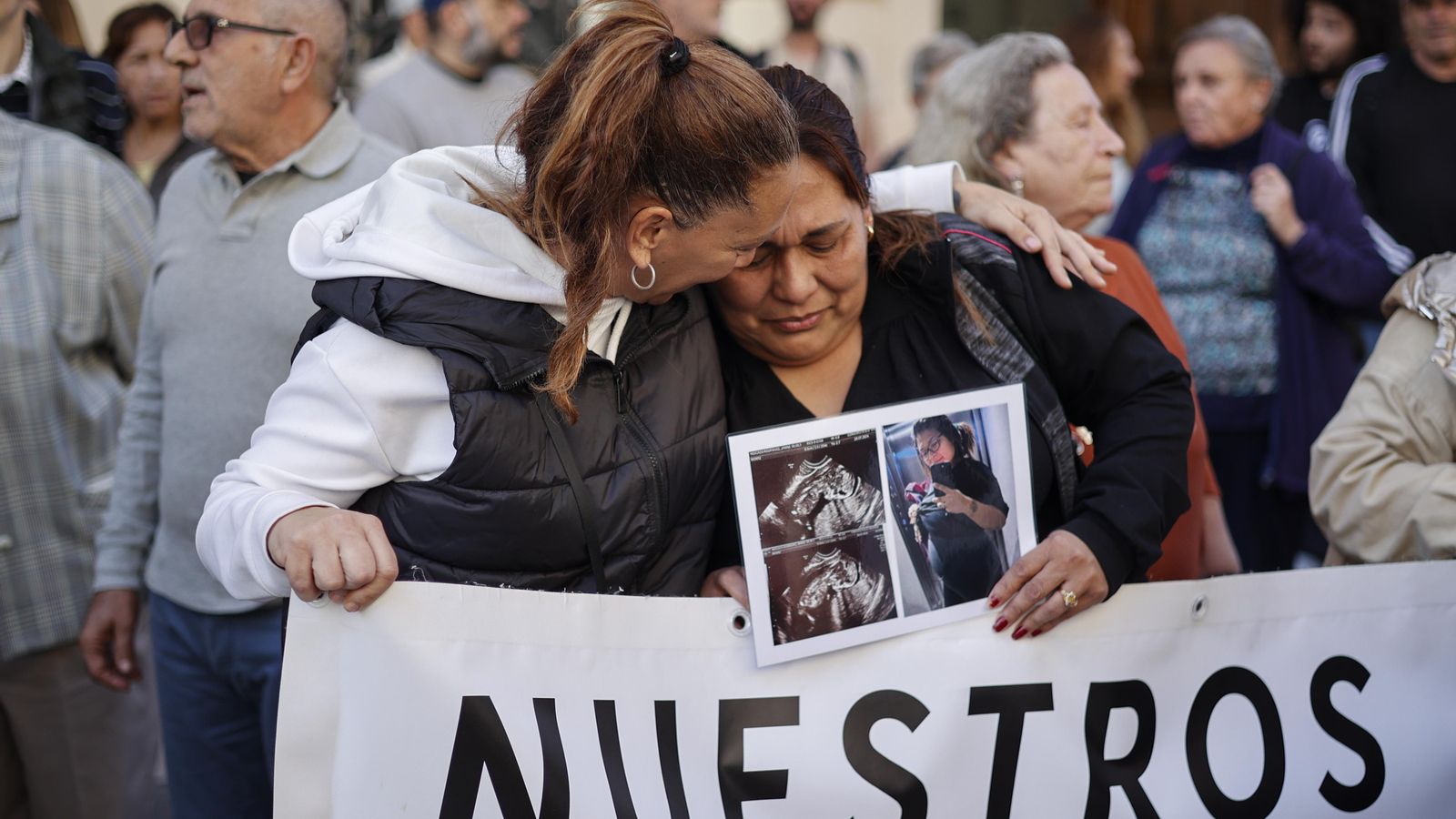 Familiars i víctimes de la dana s'han concentrat a les portes de les Corts