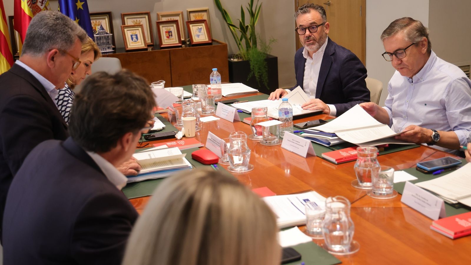 El vicepresident segon i conseller de Presidència presidix la reunió de la Comissió Interdepartamental del Consell contra el Despoblament