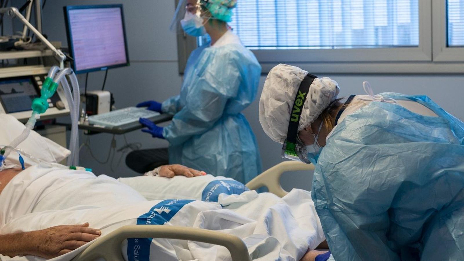 Atenció sanitària en una Unitat de Cures Intensives en una imatge d'arxiu Atenció sanitària en una Unitat de Cures Intensives en una imatge d'arxiu