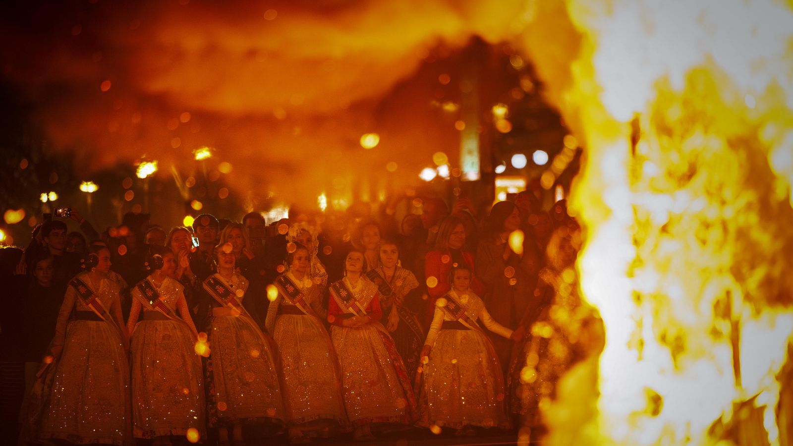 Cremà de la falla municipal en la plaça de l'Ajuntament de València