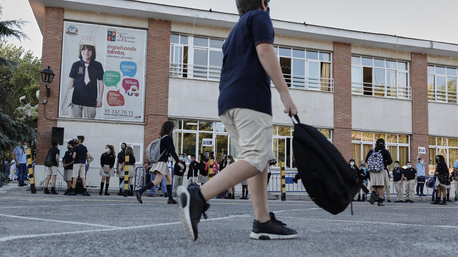 Alumnes en el pati d'una escola a Madrid