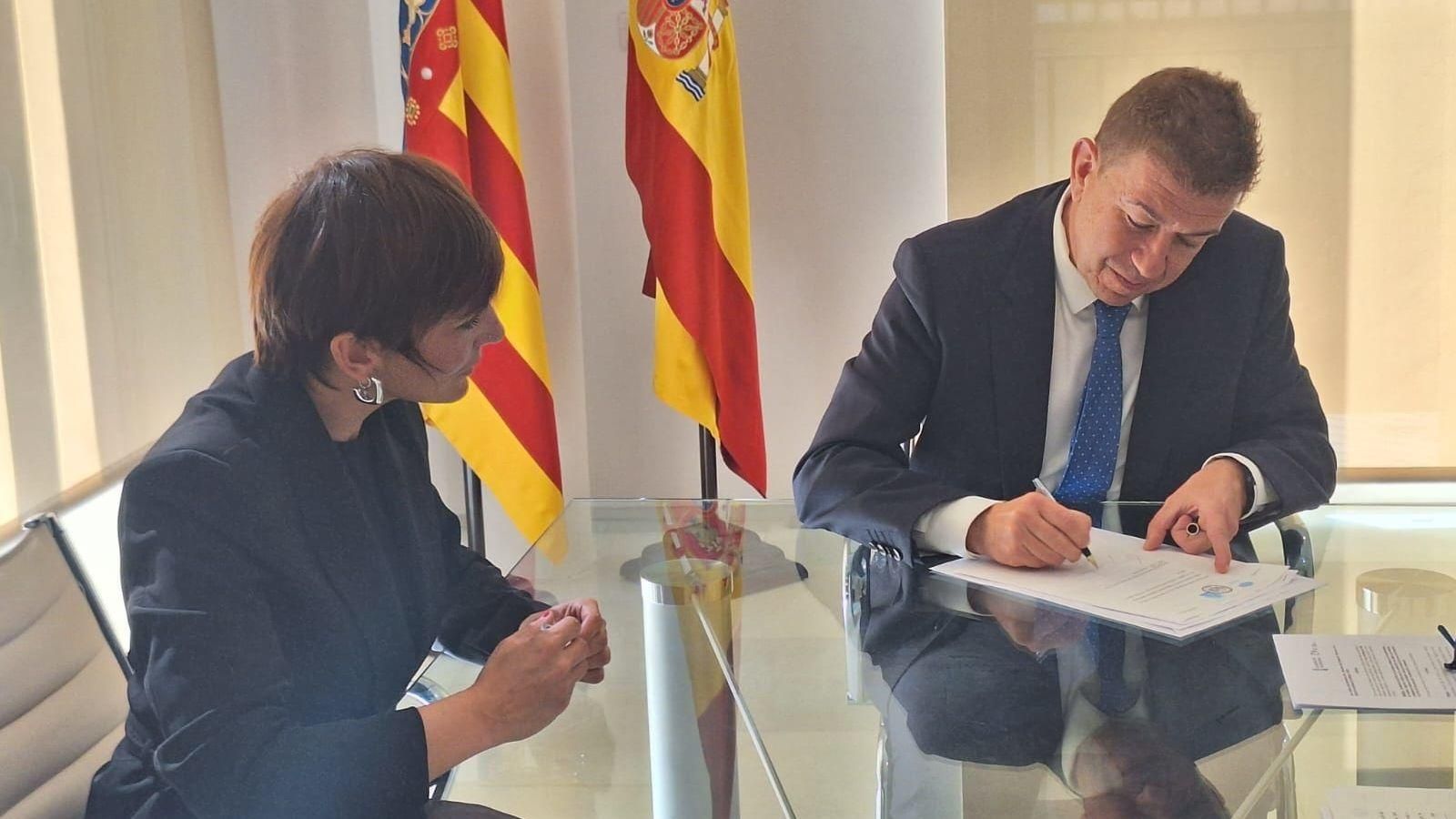 Firma de la cessió de parcel·les amb l’Ajuntament de Benifaió Firma de la cessió de parcel·les amb l’Ajuntament de Benifaió