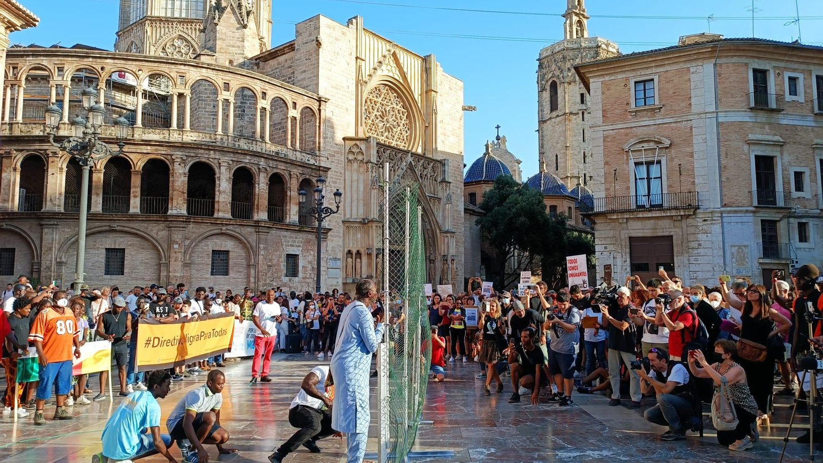 Els participants representen el moment en què els migrants creuen la frontera entre Melilla i el Marroc