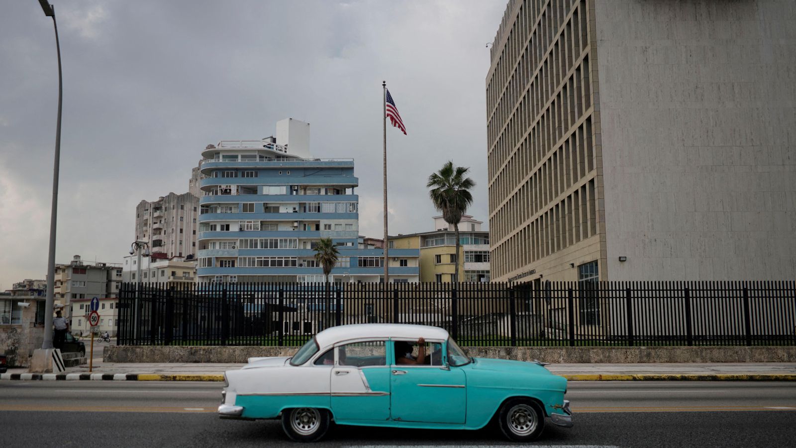 Un vehicle vintage circula al costat de l'ambaixada dels EUA a l'Havana