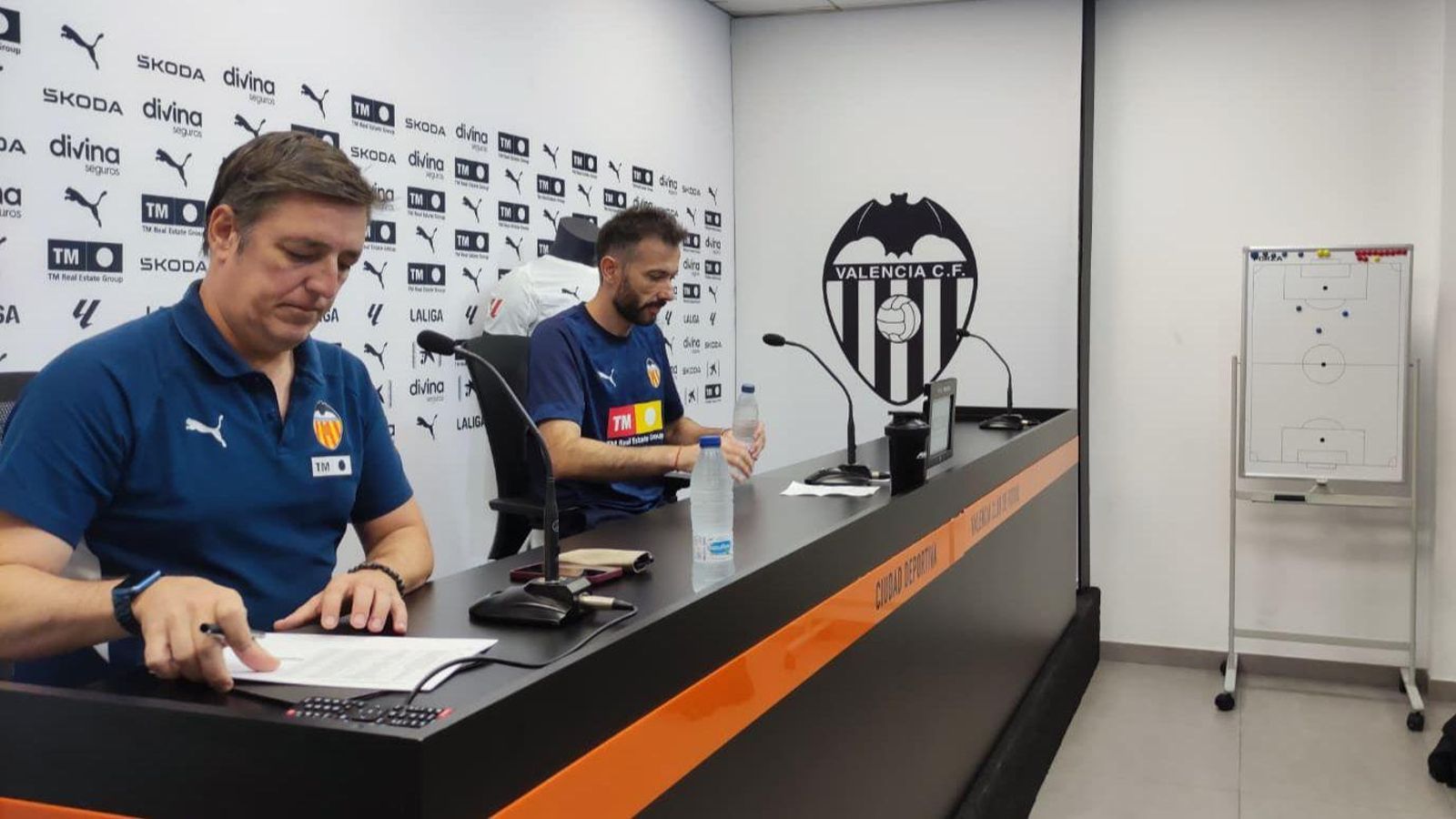 Carlos Corberán, acompanyat del director de comunicació del València, José Manuel Segarra