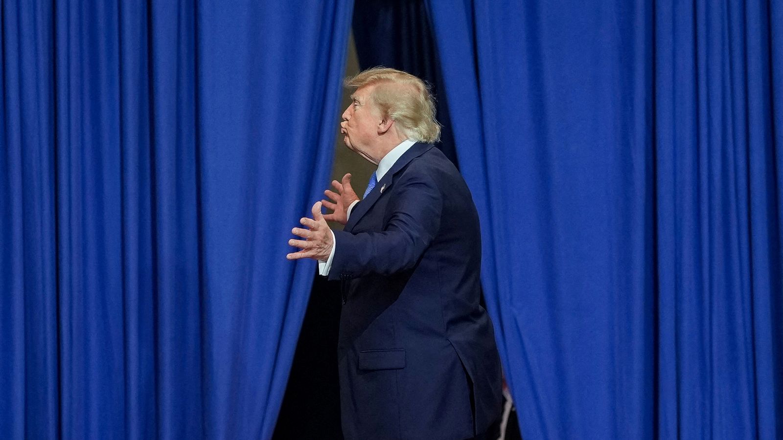 El president dels EUA, Donald Trump, fa gestos mentre se’n va després d’intervindre al David S. Mack Center for Training and Intelligence, a Garden City, Nova York, este divendres 14 d’agost.