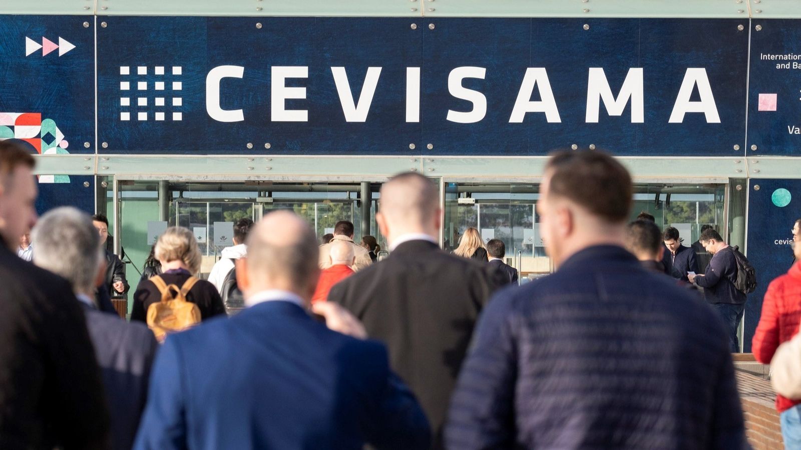 Clients arribant a Cevisama a Fira València en una imatge d'arxiu