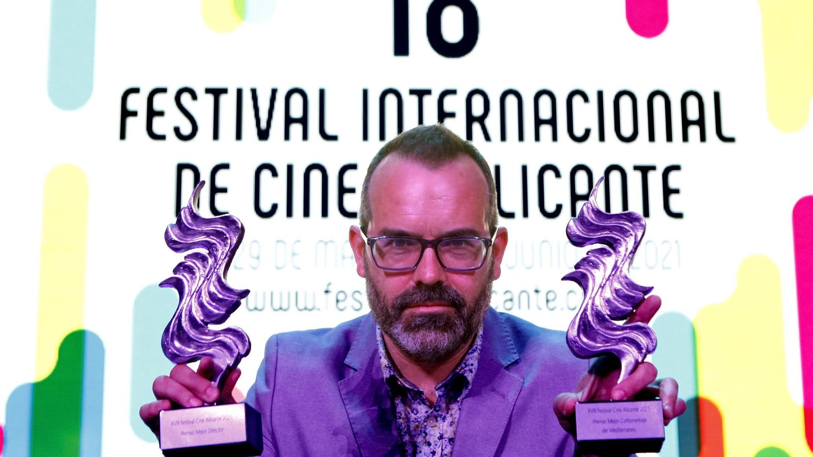 Óscar Bernácer, director de 'Stanbrook', amb els premis a millor direcció de curtmetratges i millor curtmetratge de ficció