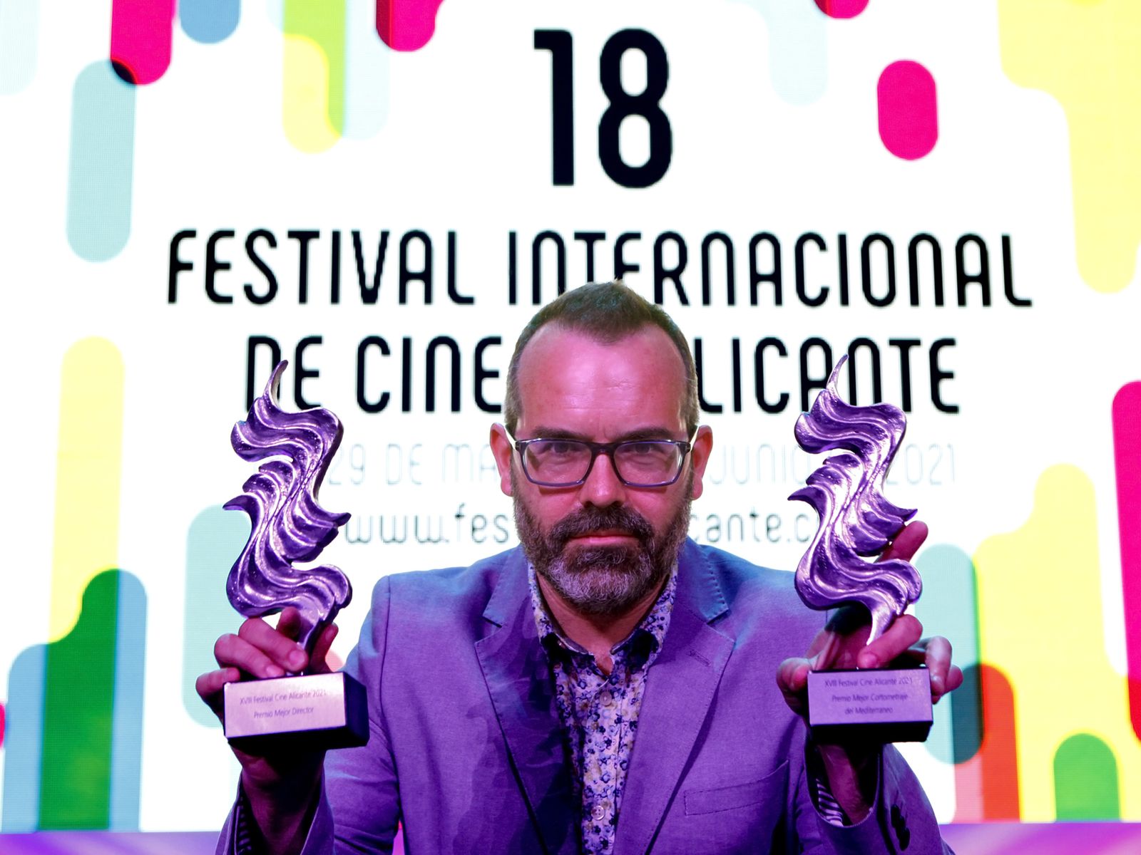 Óscar Bernácer, director de 'Stanbrook', amb els premis a millor direcció de curtmetratges i millor curtmetratge de ficció