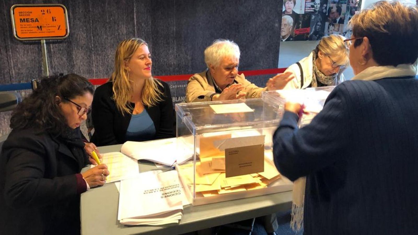 César Puente Fuente presideix la mesa electoral amb ajuda d'una amiga