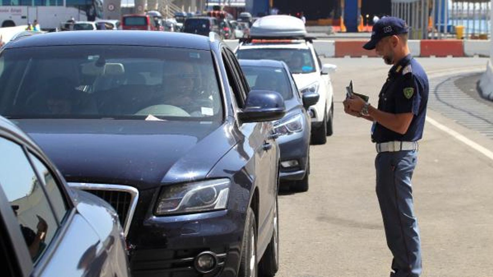 Un policia revisa la documentació en una de les àrees de control en el port d'Algesires (Cadis).