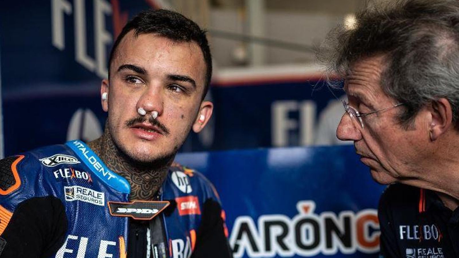 El pilot de Corbera, en el seu box, amb el nas tapat durant el Gran Premi de la setmana passada