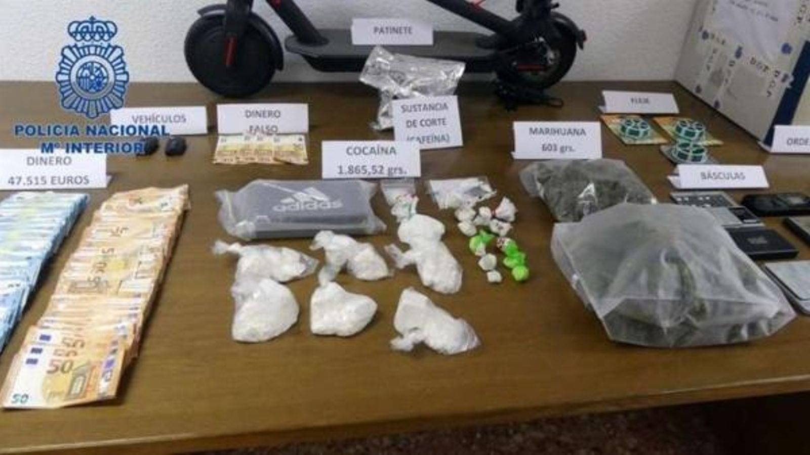 Imatge facilitada per la Policia Nacional amb part del material confiscat durant l'operació