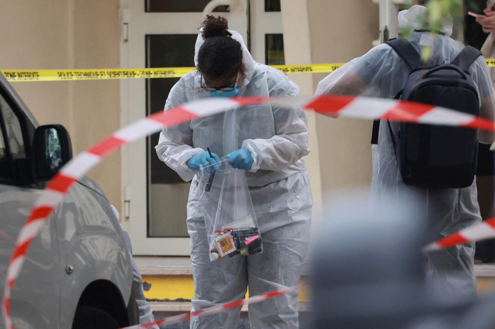 Una agent de la polícia científica replega evidències en el centre en què s'ha produit l'atac