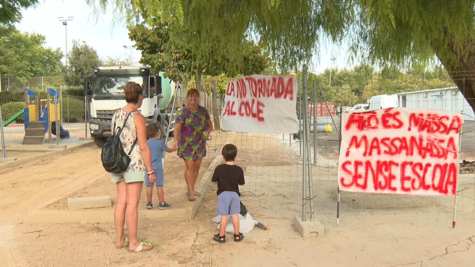 Cartells de protesta en les obres d'una escola a Massanassa, a l'Horta Sud