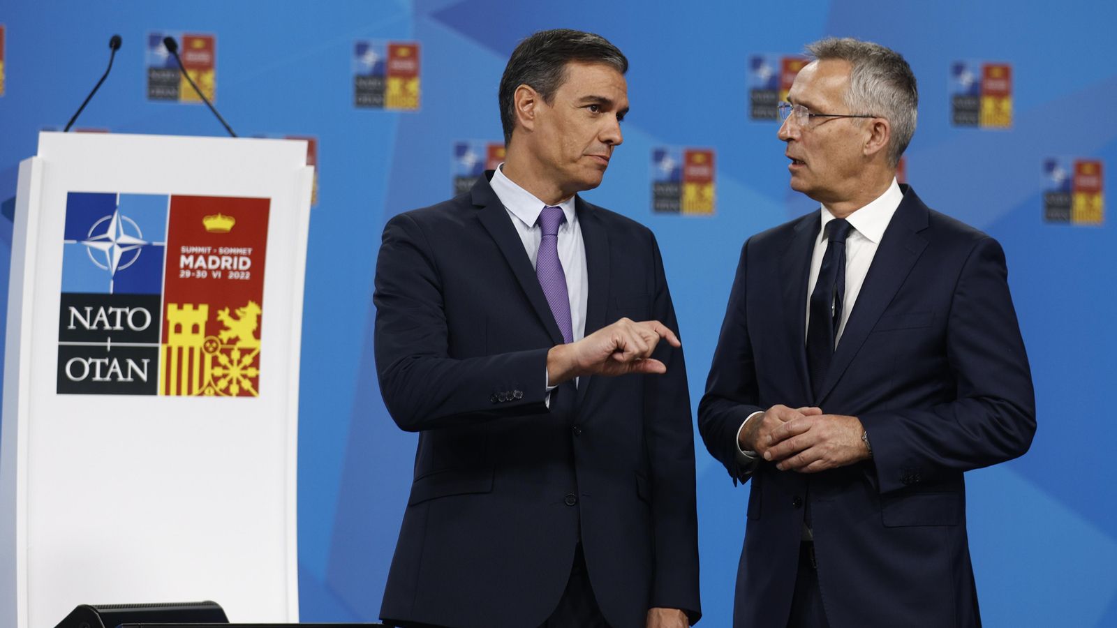 Pedro Sánchez i Jens Stoltenberg visiten les instal·lacions d'Ifema, on se celebrarà la cimera de l'OTAN aquest dimarts a Madrid. EFE/Rodrigo Jiménez