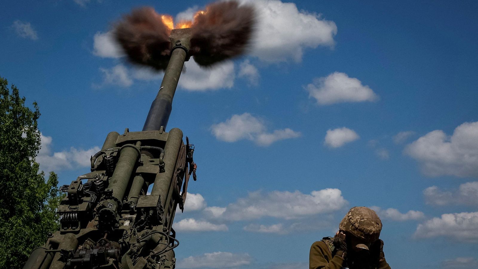 Militars ucraïnesos disparen un projectil des d'un obús M777 a la regió de Donetsk, Ucraïna / Reuters