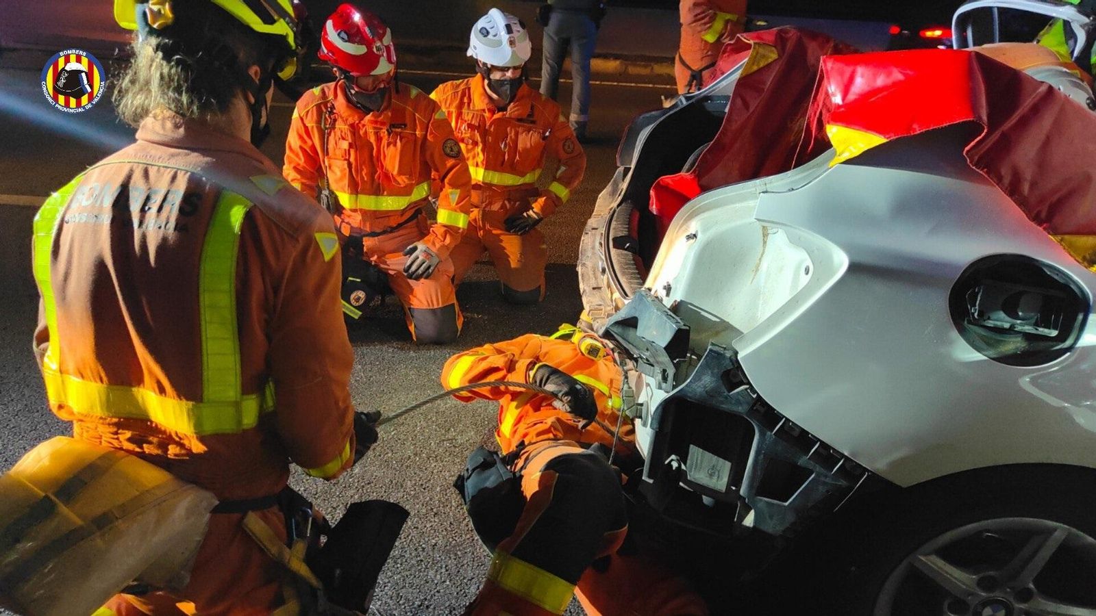 Dos dotacions de bombers han hagut d'excarcerar a la víctima de l'accident