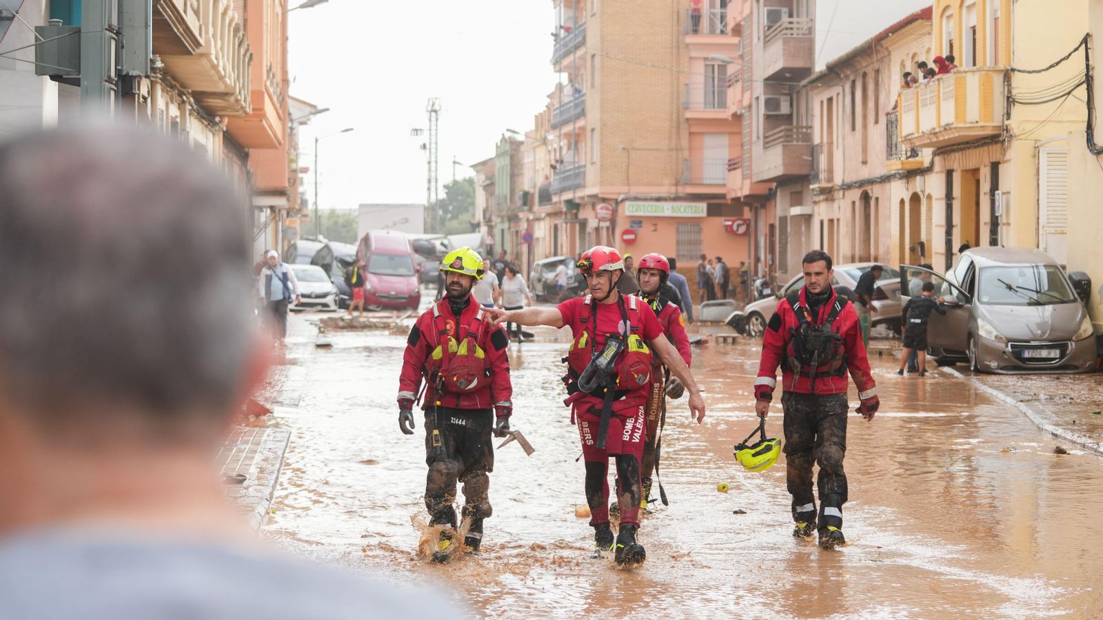 Bombers del Consorci Provincial de València apleguen al barri de la Torre de València l'endemà de la dana