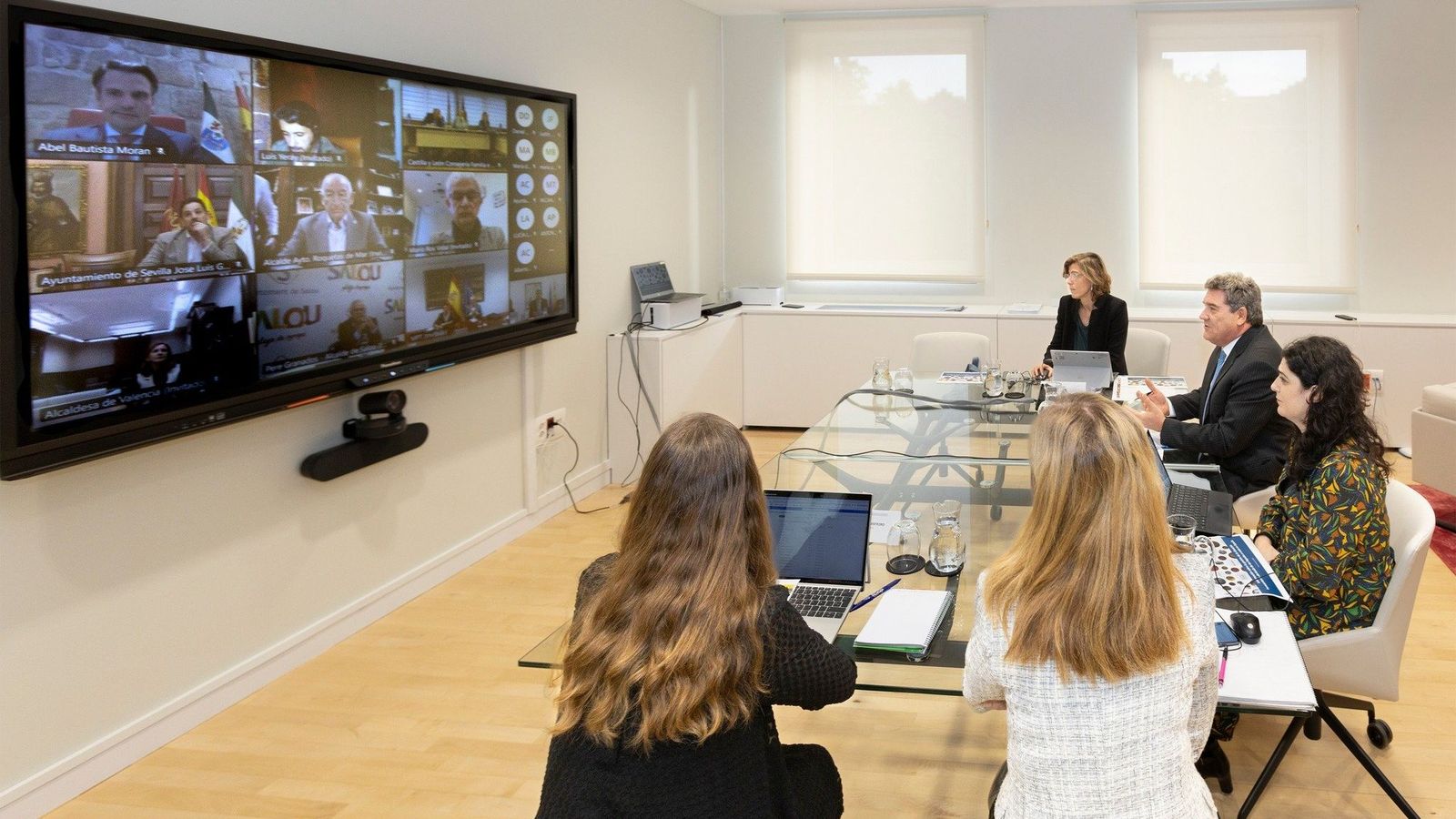 El ministre Escrivá es reuneix amb els alcaldes, la presidenta de la FEMP i els consellers autonòmics