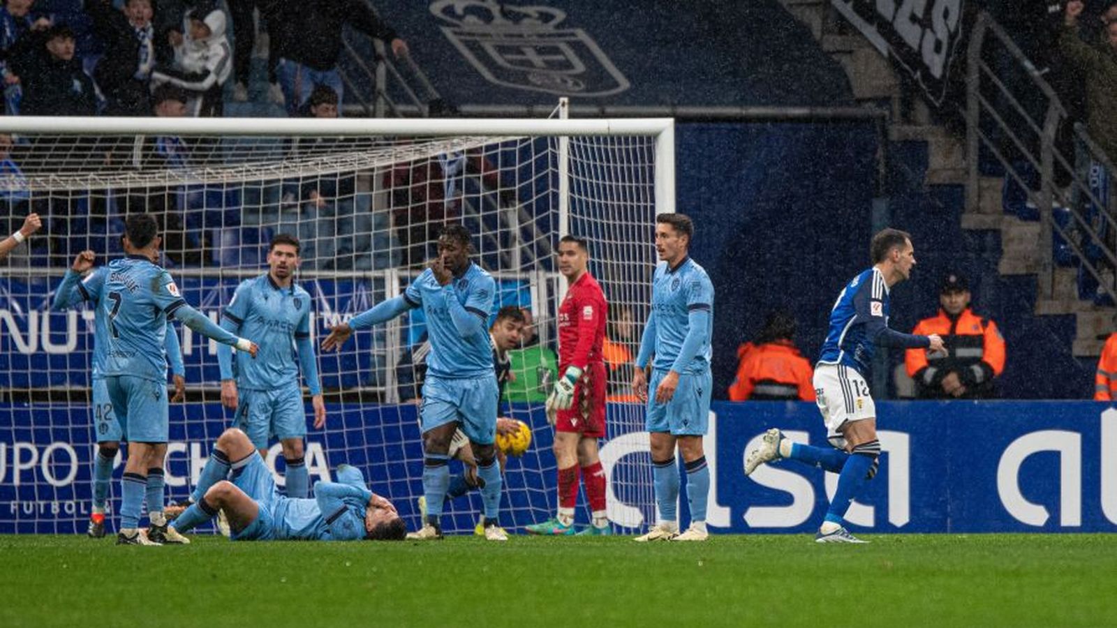 Els jugadors del Llevant, després d'un gol de l'Oviedo