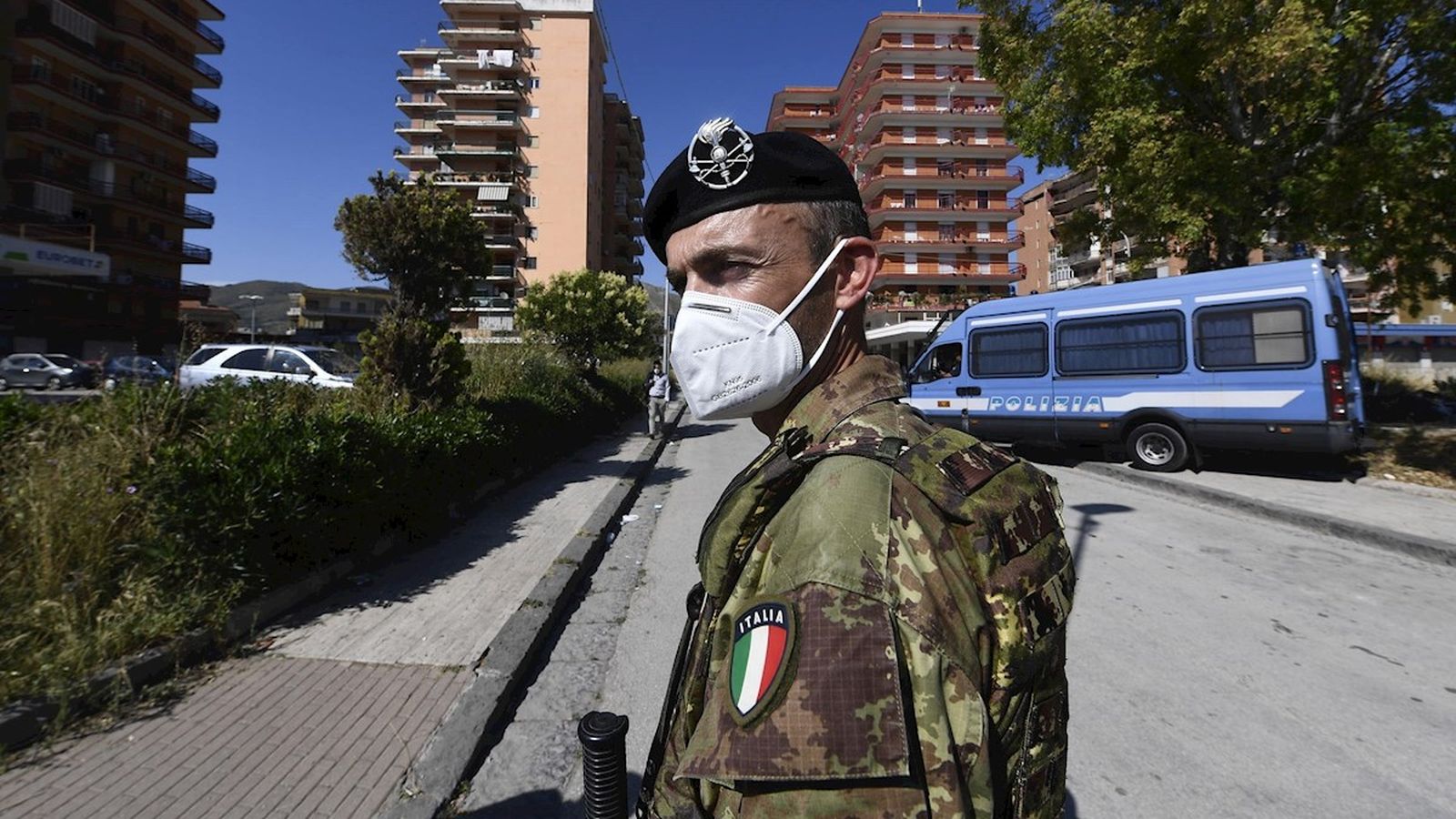 Un soldat italià, a Mondragone, al sud del país