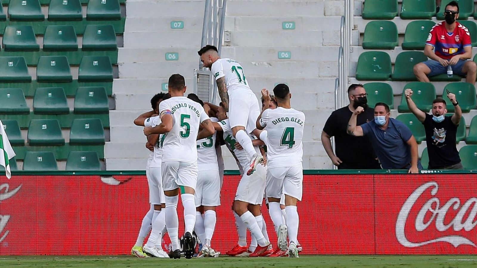 Els jugadors de l'Elx celebren el gol d'Enzo Roco