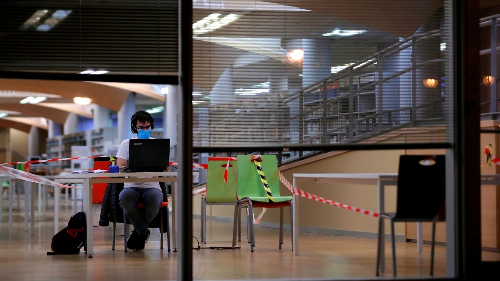 Un estudiant a la biblioteca de la Universitat Complutense de Madrid, que ha reduït l’aforament i els horaris per la pandèmia