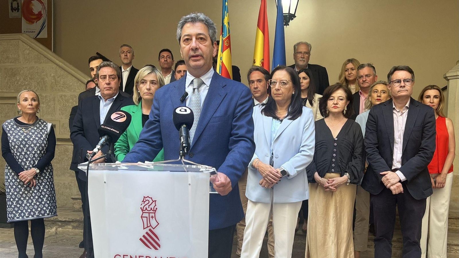 El vicepresident Barrera, acompanyat de membres de Vox, en la compareixença del passat 30 de maig