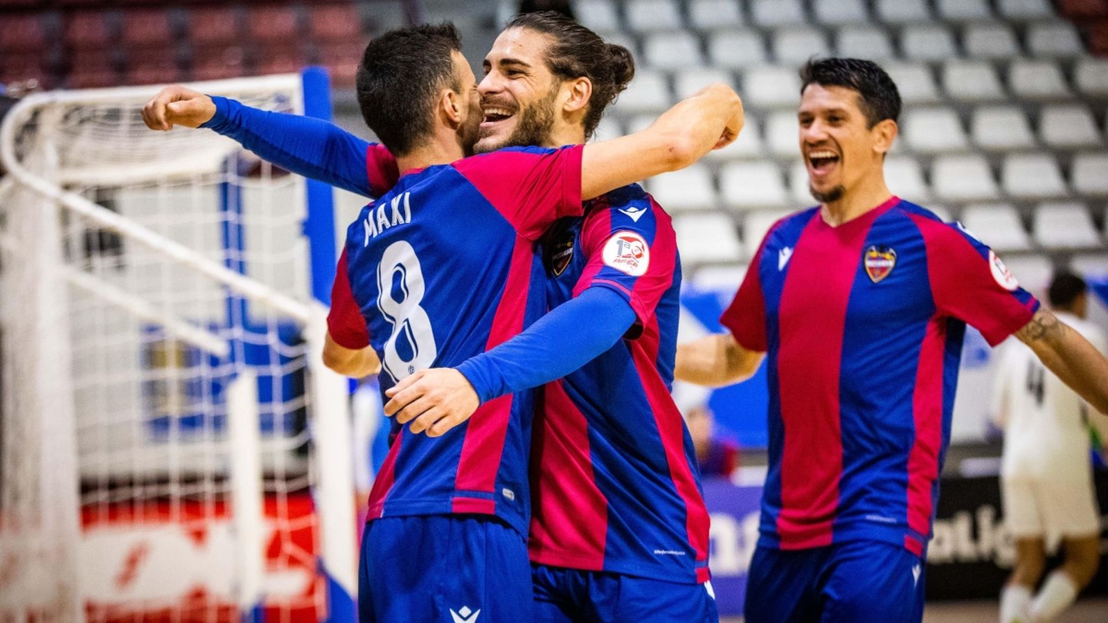 Els jugadors del Llevant celebren un dels gols de la victòria contra l'Industrias Santa Coloma