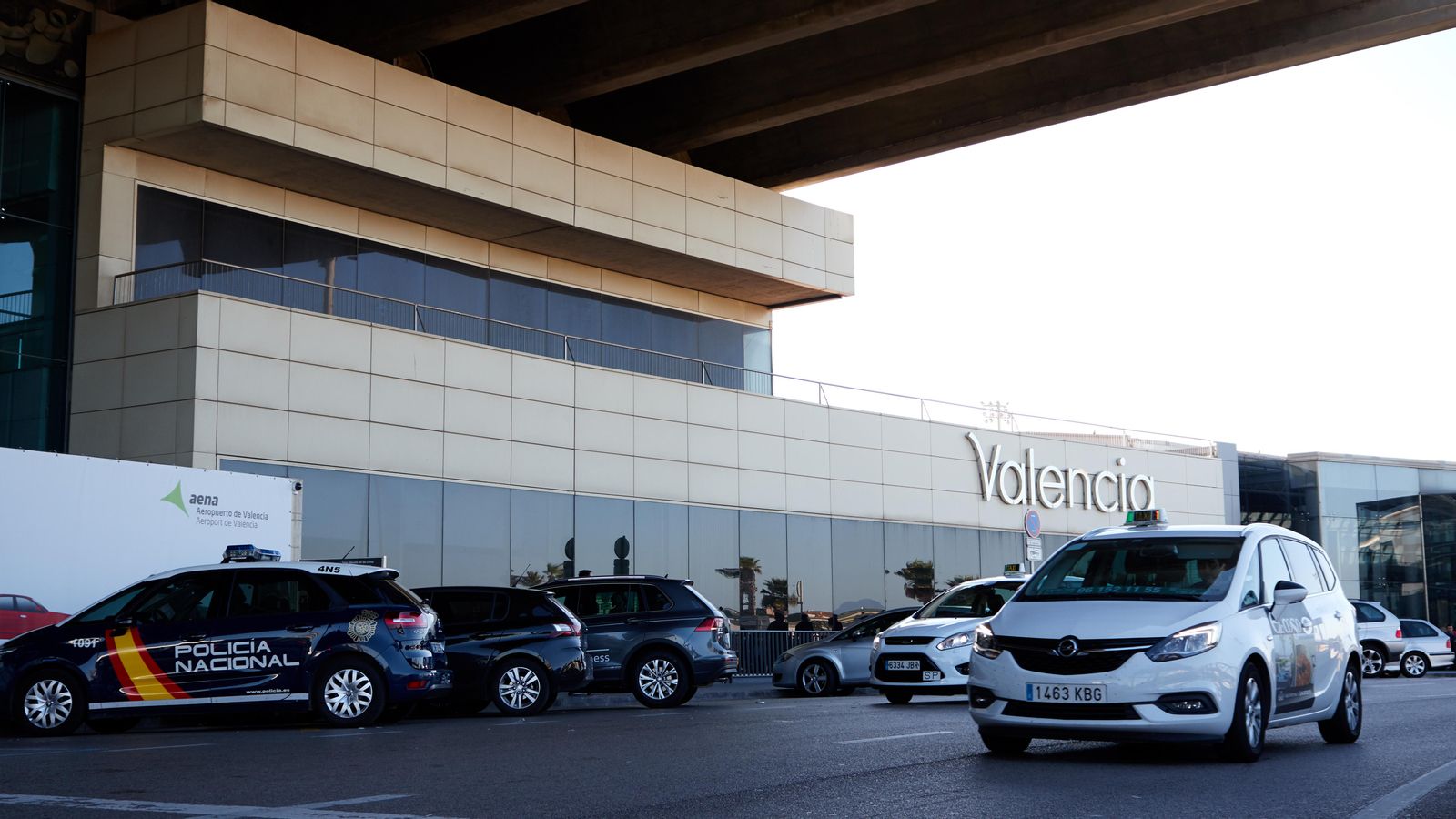 Un taxi circula per l'aeroport de València en una imatge d'arxiu