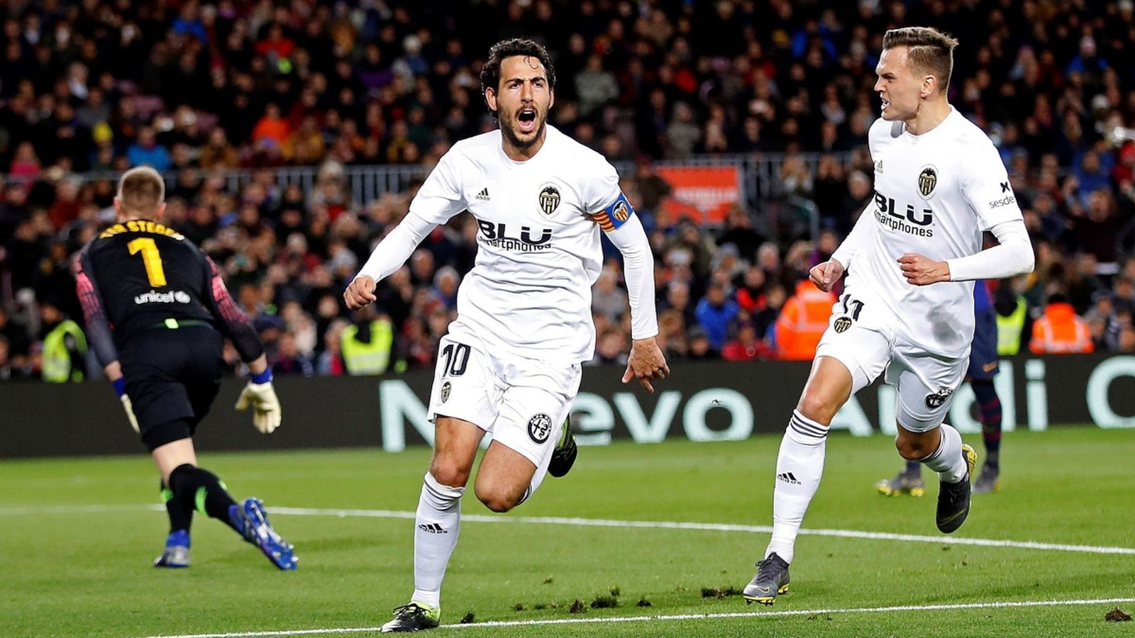 Parejo i Txérixev festegen el segon gol valencianista.