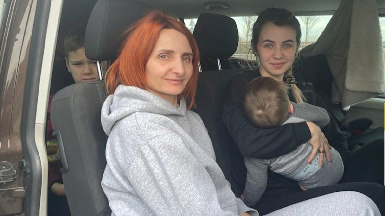 Els ucraïnesos tracten de fugir amb l'ajuda de voluntaris espanyols