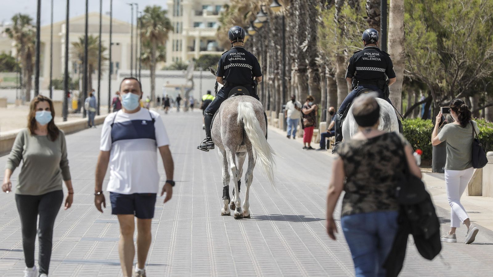 Un grup de persones caminant per la platja a València