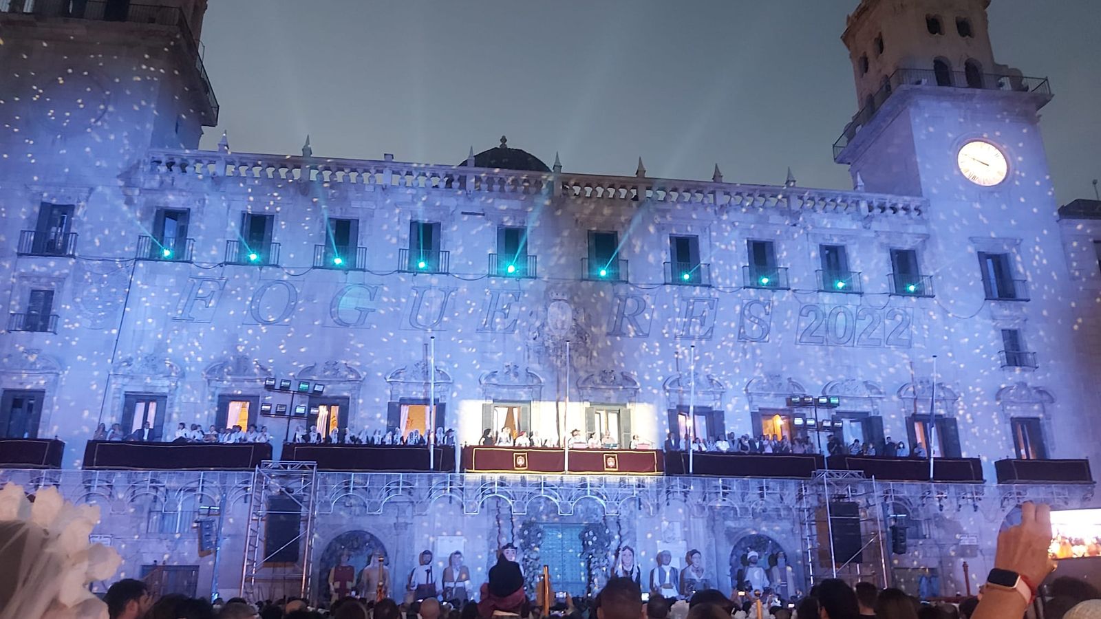 Moment en què la façana de la Casa Consistorial d'Alacant s'ha encés per llegir el pregó de les Fogueres