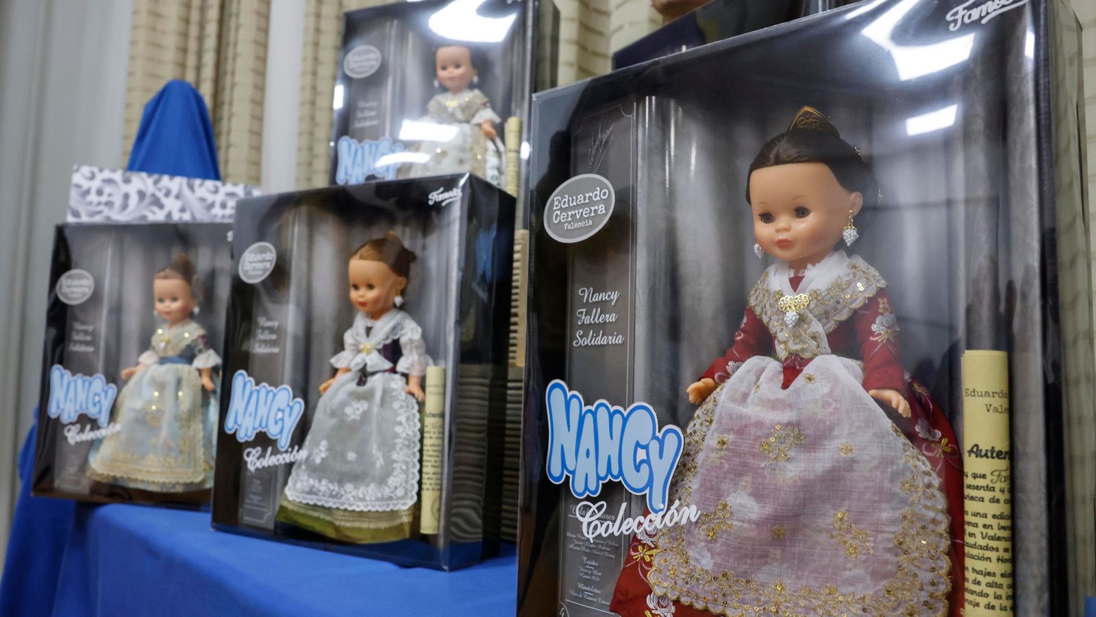 El dissenyador Eduardo Cervera durant la presentació de les cinc Nancy Fallera Solidària, en el Casino d'Agricultura de València