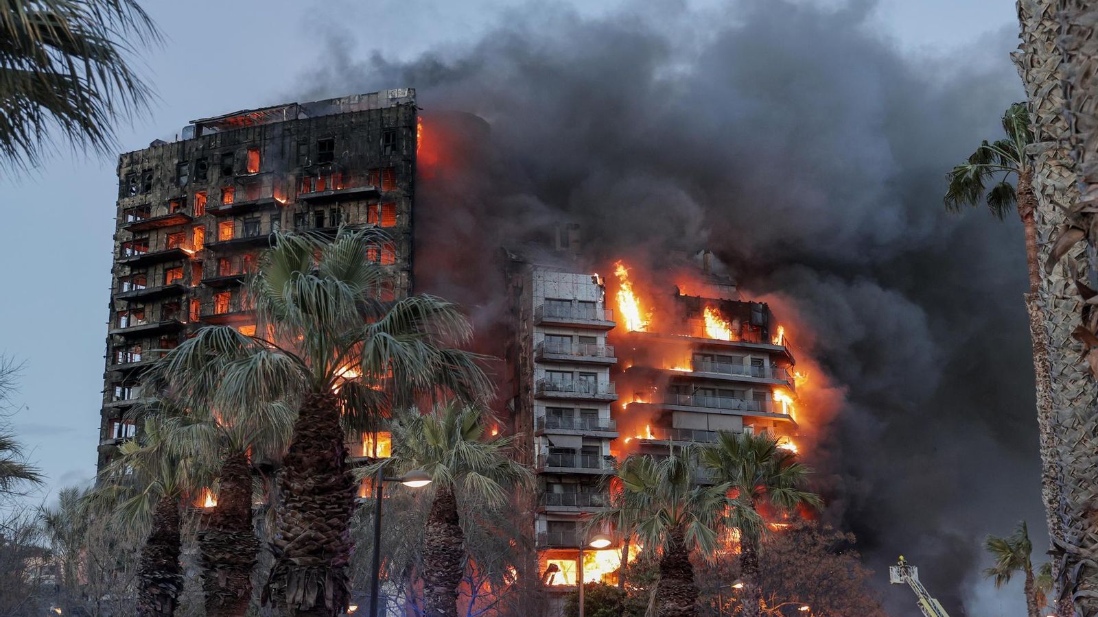 Incendi d'un edifici al barri de Campanar de València Incendi d'un edifici al barri de Campanar de València