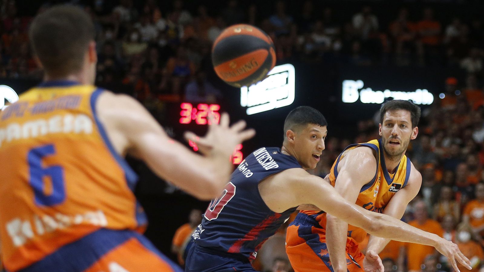 Sam Van Rossom fa una passada en l'últim partit de la temporada, a la Fonteta contra Baskonia