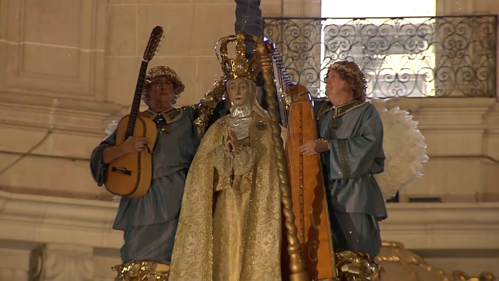 Moment de la coronació de la Mare de Déu