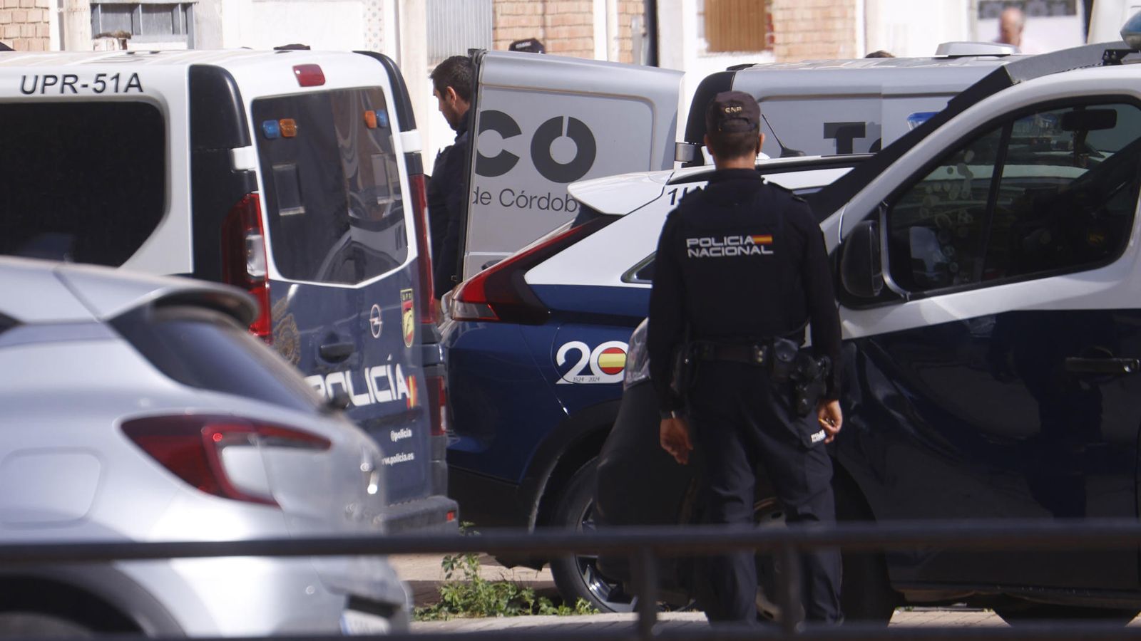 Dispositiu policial desplegat prop de la vivenda de la dona assassinada este dilluns a Còrdova