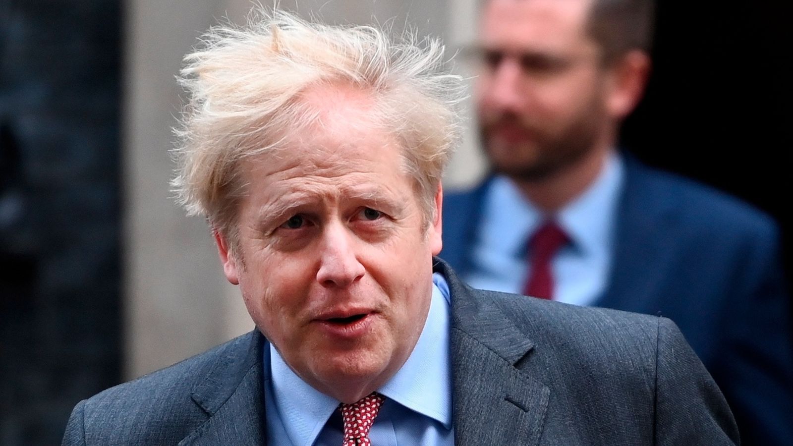 El primer ministre britànic Boris Johnson ix del núm. 10 de Downing Street després d'una reunió amb el seu govern abans de partir cap a Brussel·les